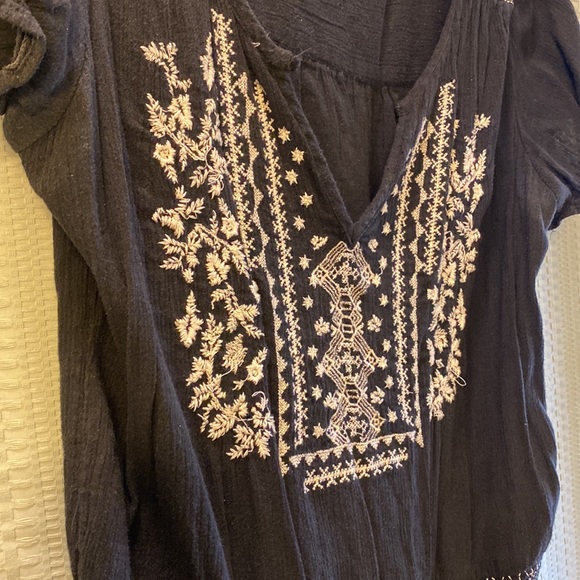 American eagle black top with white embroidered accent size small - Picture 2 of 3